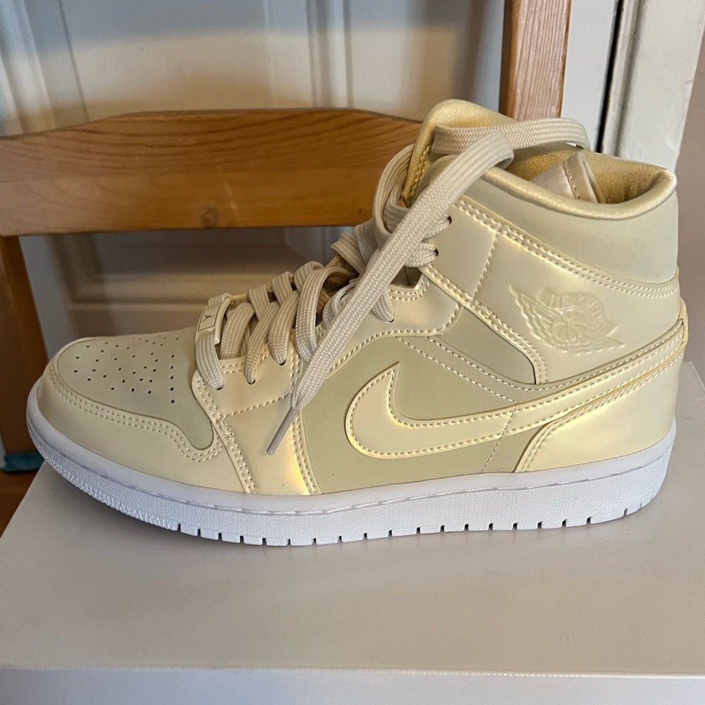 WMNS AIR JORDAN 1 MID SE *NEW*